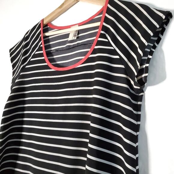 Francesca's Collection | Birdcage Label Stripe Top - Picture 2 of 6